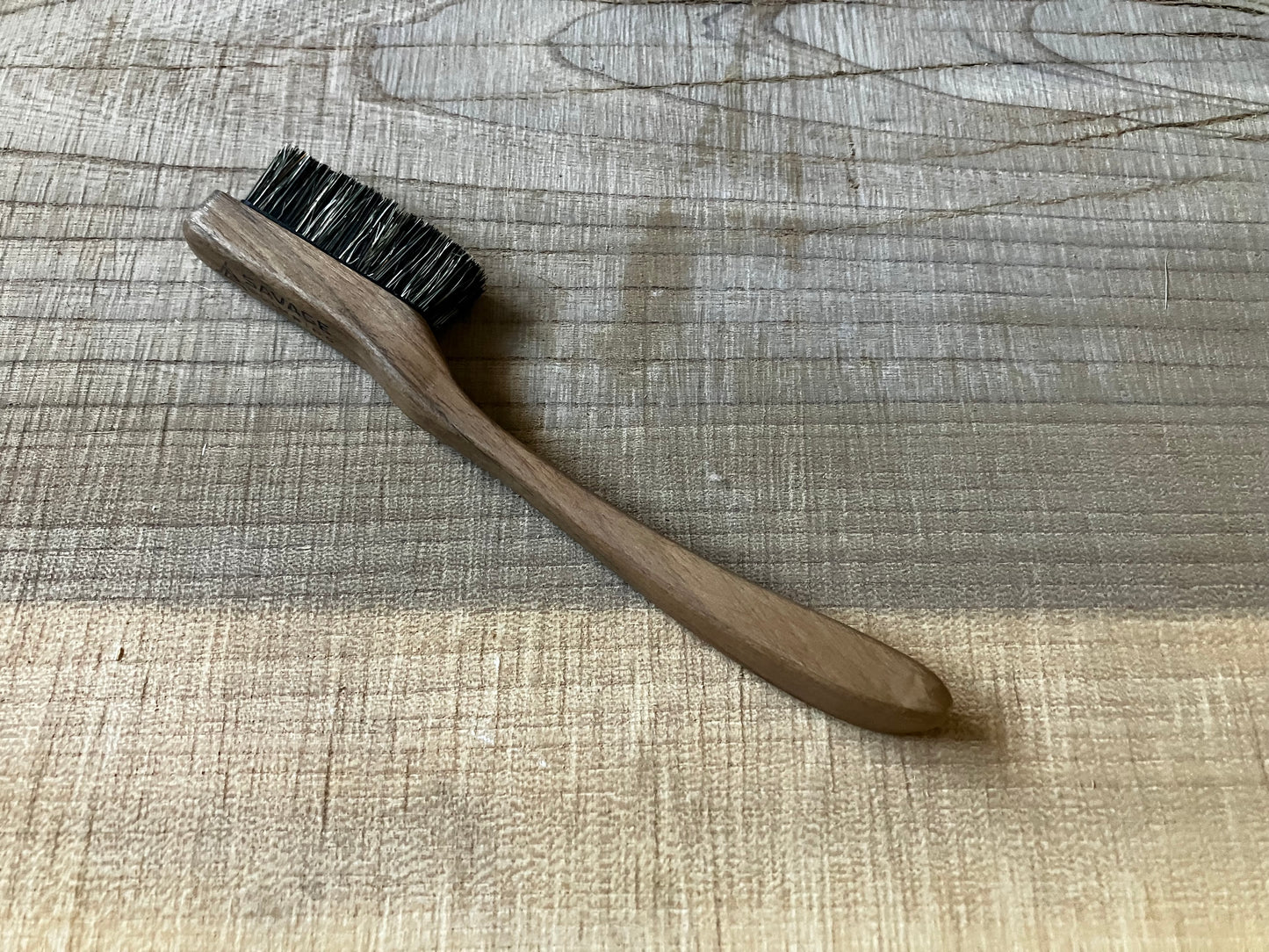Walnut climbing brush with replaceable hair - Size S