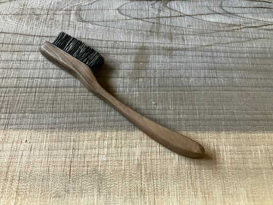 Walnut climbing brush with natural boar hair - Size S